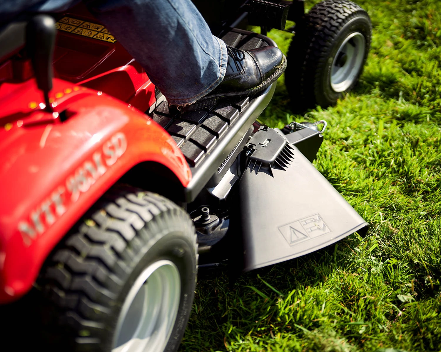 Mountfield MTF 98M-SD Lawn Tractor 4 Mountfield MTF 98M-SD Lawn Tractor - Image 2
