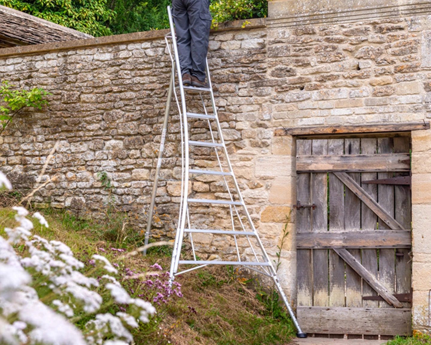 Henchman Professional Tripod Ladder - 3 Adjustable Legs 8 Henchman Professional Tripod Ladder - 3 Adjustable Legs - Image 6